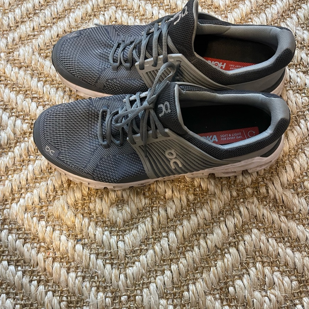 Mens grey on cloud tennis shoes